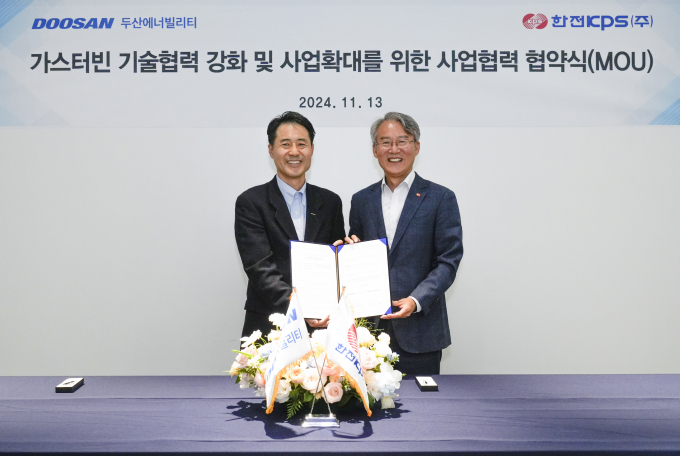 3일 경기도 분당두산타워에서 열린 ‘가스터빈 기술 협력 강화 및 사업 확대를 위한 협력 협약(MOU)’ 체결식에서 김도윤 한전KPS 발전안전사업본부장(오른쪽)과 손승우 두산에너빌리티 파워서비스 BG장이 협약서에 서명 후 기념촬영을 하고 있다. /사진=두산에너빌리티 