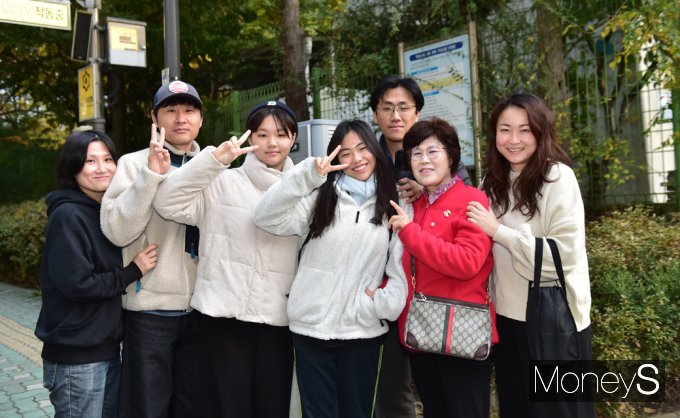 [머니S포토] 2025 대학수학능력시험 당일, 잊지 못할 추억의 한켠