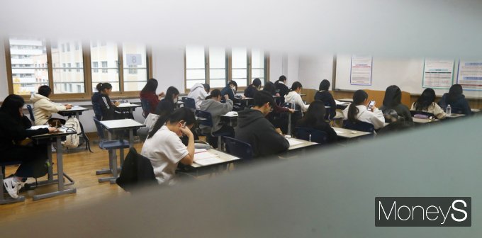 [머니S포토] 마지막까지 정신 집중… 2025학년도 대학수학능력시험