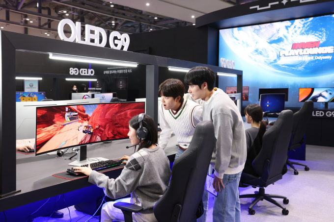 삼성전자 모델이 14일 부산 벡스코에서 개막한 '지스타 2024'에 마련된 삼성전자 오디세이 모니터 체험존 'All Ready. OLED'에서 오디세이 OLED G9 모니터로 게임을 체험하고 있다. / 사진=삼성전자