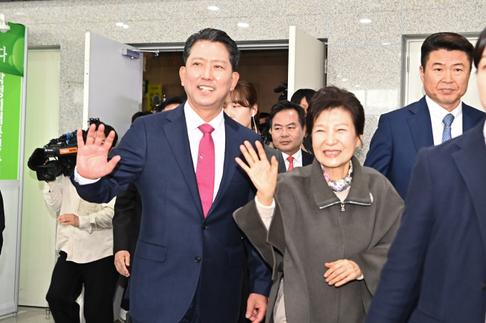 김장호 구미시장(왼쪽 첫번째)과 박근혜 전 대통령(왼쪽 두번째)이 박정희 전 대통령 탄신 107도 문화행사에서 행사 참여자들과 인사를 하고 있다./사진제공=구미시