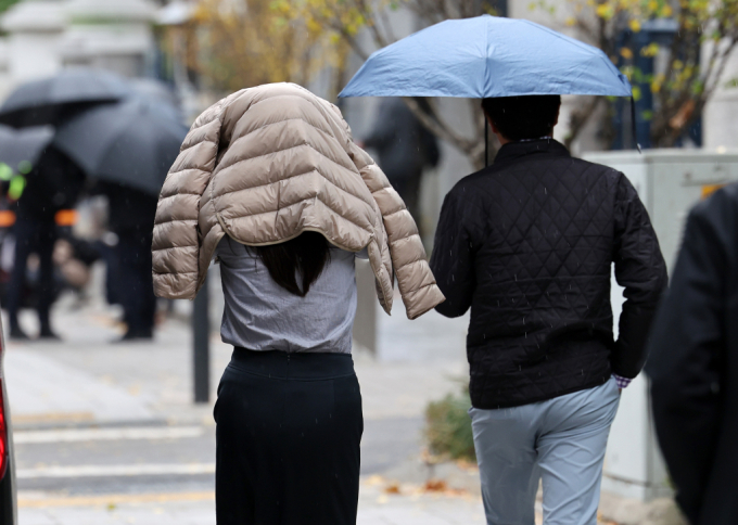 오는 15일은 전국이 대체로 흐리고 가끔 비가 내리겠다. 사진은 우산을 준비 못한 한 시민이 발걸음을 재촉하고 있는 모습./사진=뉴스1