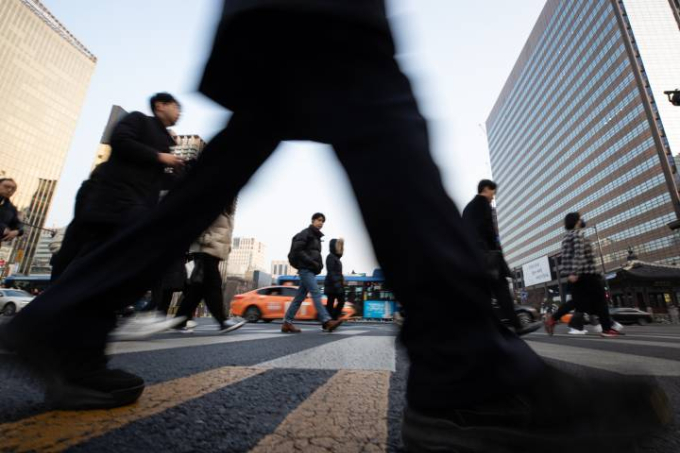 서울 세종대로사거리를 지나고 있는 직장인들./사진=뉴시스