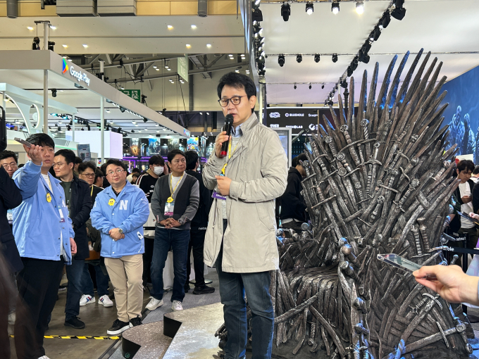 방준혁 넷마블 의장이 14일 오후 부산 해운대구 벡스코에서 열린 국제게임전시회 '지스타 2024'에서 게임 산업의 미래와 수상 소감 등을 전했다. 사진은 방준혁 넷마블 의장이 취재진의 질문에 답하고 있는 모습. /사진=김성아 기자