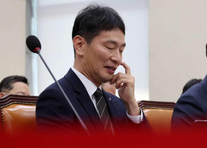  이복현 금융감독원장이 지난달 24일 서울 여의도 국회에서 열린 정무위원회의 금융위원회, 금융감독원에 대한 종합감사에서 잠시 얼굴을 만지고 있다./사진=뉴시스 