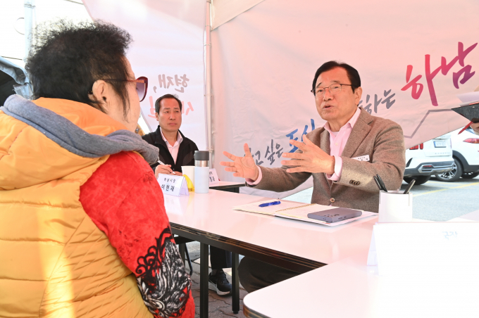 이현재 하남시장이 이동시장실을 운연해 지역주민의 의견을 청취하고 있다. / 사진제공=하남시