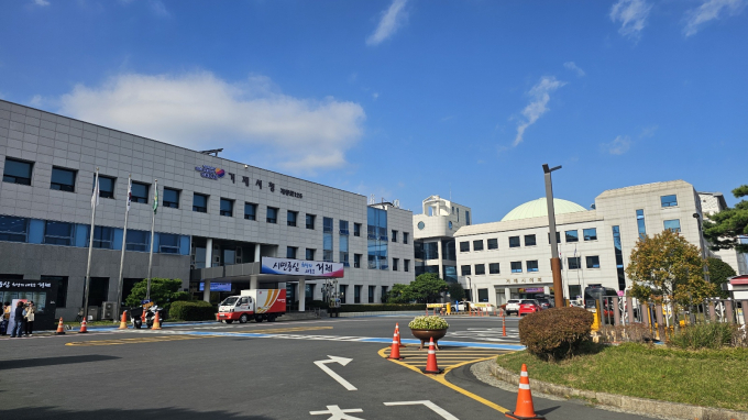 대법원은 14일 박종우 거제시장의 공직선거법 위반 혐의 재판에서 징역 4개월 집행유예 2년 선고 원심판결을 확정했다. 이에 따라 박 시장은 직위를 상실했다. 이에 거제시는  부시장 대행체제로 전환했다./사진=거제시