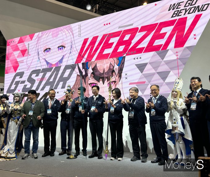 김태영 웹젠 대표는 뮤 모나크의 영향력을 이어가면서 신작 게임으로 이용자 폭을 넓히겠다는 계획을 밝혔다. 사진은 웹젠 부스 앞에서 VIP 투어 참가자들이 14일 부산 벡스코에서 열린 '지스타 2024' 기념촬영을 하고 있는 모습. /사진=김성아 기자