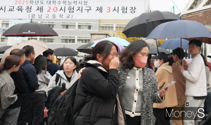 [머니S포토] 2025수능 마친 수험생들 가족과 귀가