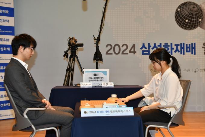 '디펜딩 챔피언' 딩하오 9단(왼쪽)에게 16강전에서 패배한 최정 9단. (한국기원 제공)
