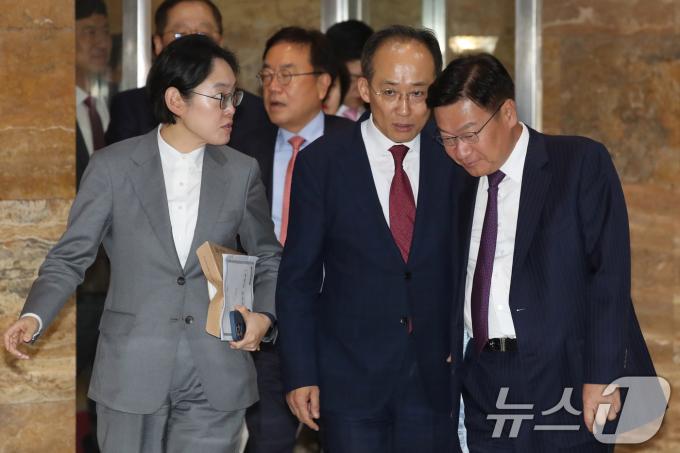 추경호 국민의힘 원내대표와 정점식 의원이 14일 오후 서울 여의도 국회에서 열린 본회의에서 세번째 김건희 특검법(윤석열 대통령 배우자 김건희의 주가조작 사건 등의 진상규명을 위한 특별검사 임명 등에 관한 법률안)에 반대하며 본회의장을 나서고 있다. 2024.11.14/뉴스1 ⓒ News1 이광호 기자