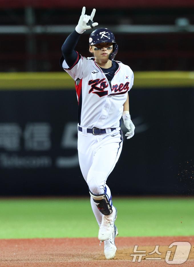 14일(현지시간) 오후 대만 타이베이시 톈무 야구장에서 열린 2024 WBSC 프리미어12 B조 예선 대한민국과 쿠바의 경기, 2회말 대한민국 공격 2사 만루 상황에서 김도영이 만루홈런을 친 뒤 홈을 향해 달리고 있다. 2024.11.14/뉴스1 ⓒ News1 장수영 기자