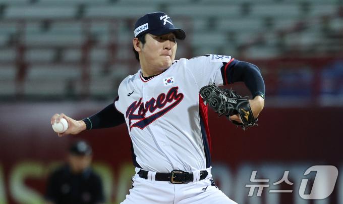 14일(현지시간) 오후 대만 타이베이시 톈무 야구장에서 열린 2024 WBSC 프리미어12 B조 예선 대한민국과 쿠바의 경기, 1회초 대한민국 선발 곽빈이 역투하고 있다. 2024.11.14/뉴스1 ⓒ News1 장수영 기자