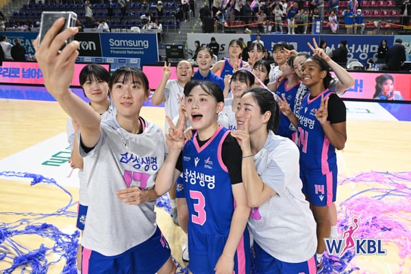 승리 후 기뻐하는 삼성생명 선수들(WKBL 제공)