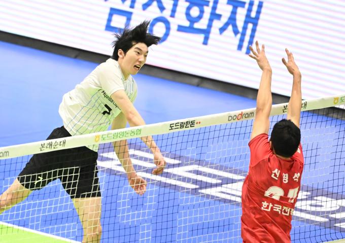 남자 프로배구 현대캐피탈의 허수봉(왼쪽)(KOVO제공)