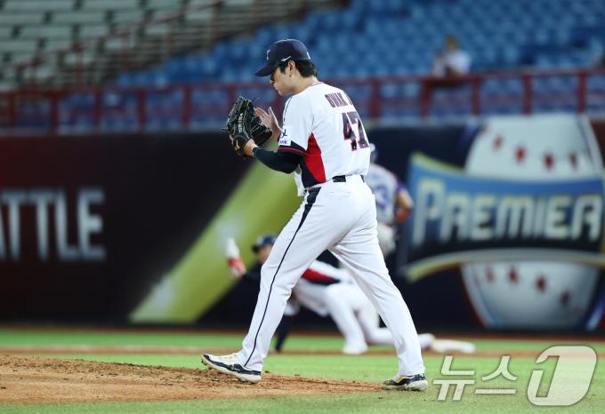 14일(현지시간) 오후 대만 타이베이시 톈무 야구장에서 열린 2024 WBSC 프리미어12 B조 예선 대한민국과 쿠바의 경기, 4회초 대한민국 선발 곽빈이 1사 1, 2루 상황을 병살로 벗어나고 있다. 2024.11.14/뉴스1 ⓒ News1 장수영 기자