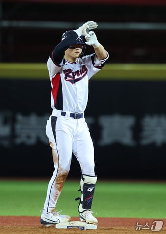 14일(현지시간) 오후 대만 타이베이시 톈무 야구장에서 열린 2024 WBSC 프리미어12 B조 예선 대한민국과 쿠바의 경기, 5회말 대한민국 공격 1사 상황에서 김도영이 2루타로 출루한 뒤 아파트 세리머니를 하고 있다. 2024.11.14/뉴스1 ⓒ News1 장수영 기자