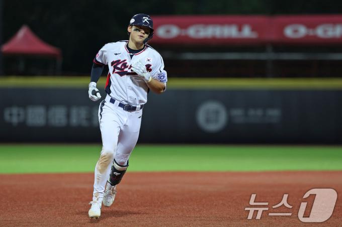 14일(현지시간) 오후 대만 타이베이시 톈무 야구장에서 열린 2024 WBSC 프리미어12 B조 예선 대한민국과 쿠바의 경기, 7회말 대한민국 공격 1사 상황에서 대한민국 김도영이 솔로홈런을 친 뒤 홈을 향해 달리고 있다. 2024.11.14/뉴스1 ⓒ News1 장수영 기자