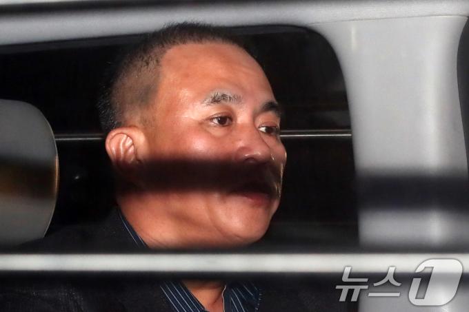 윤석열 대통령 부부 공천 개입 의혹의 핵심 인물인 명태균 씨가 14일 오후 공천을 대가로 정치자금을 주고받은 혐의(정치자금법 위반)로 경남 창원시 성산구 창원지방법원에서 열린 구속 전 피의자 심문(영장실질심사)을 마친 후 대기 장소인 창원교도소로 가기 위해 호송차에 탑승하고 있다. 2024.11.14/뉴스1 ⓒ News1 윤일지 기자