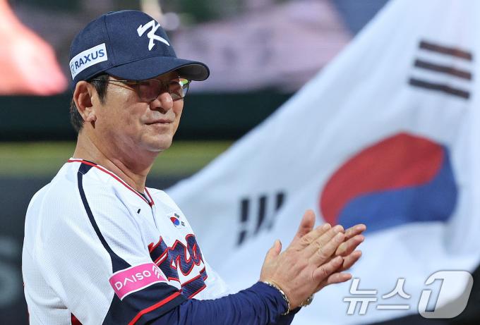 14일(현지시간) 오후 대만 타이베이시 톈무 야구장에서 열린 2024 WBSC 프리미어12 B조 예선 대한민국과 쿠바의 경기에 앞서 류중일 감독이 손뼉을 치고 있다. 2024.11.14/뉴스1 ⓒ News1 장수영 기자