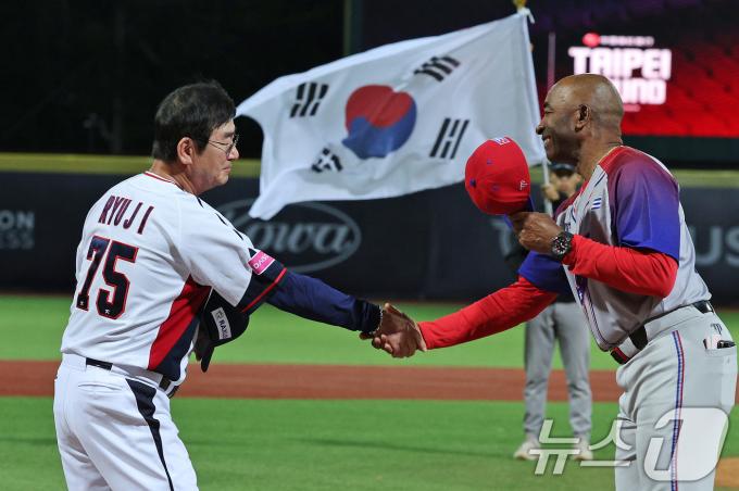14일(현지시간) 오후 대만 타이베이시 톈무 야구장에서 열린 2024 WBSC 프리미어12 B조 예선 대한민국과 쿠바의 경기에 앞서 대표팀 류중일 감독과 아르만도 욘슨 쿠바 감독이 악수하고 있다. 2024.11.14/뉴스1 ⓒ News1 장수영 기자
