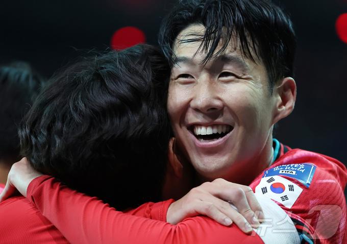 11일 오후 서울 마포구 상암동 서울월드컵경기장에서 열린 2026 북중미 월드컵 아시아 2차 예선 조별리그 C조 6차전 대한민국과 중국의 경기 후반전, 대한민국 손흥민이 선취골을 넣은 이강인을 꼭 안아주고 있다. 2024.6.11/뉴스1 ⓒ News1 김진환 기자