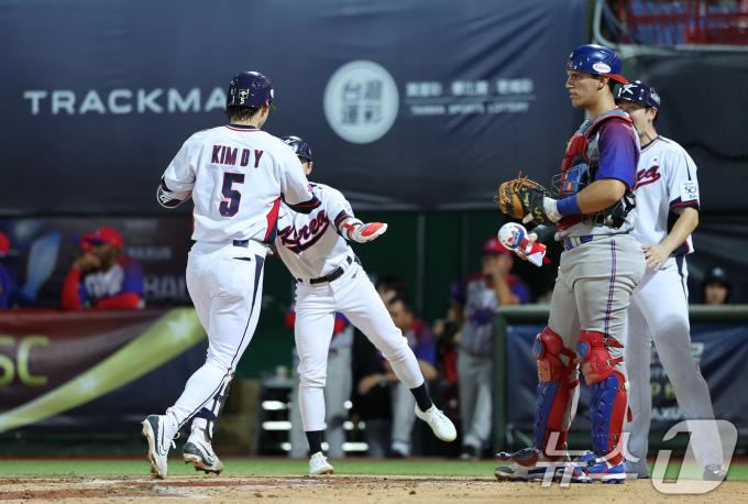 14일(현지시간) 오후 대만 타이베이시 톈무 야구장에서 열린 2024 WBSC 프리미어12 B조 예선 대한민국과 쿠바의 경기, 2회말 대한민국 공격 2사 만루 상황에서 김도영이 만루홈런을 친 뒤 동료들과 기뻐하고 있다. 2024.11.14/뉴스1 ⓒ News1 장수영 기자