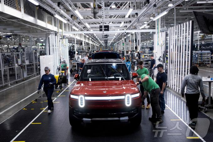 지난 6월 미국 전기차 스타트업 리비안의 일리노이주(州) 노멀 제조공장에서 대형 전기 SUV 'R1'을 직원들이 조립하는 모습. 2024.06.21. ⓒ 로이터=뉴스1 ⓒ News1 김성식 기자