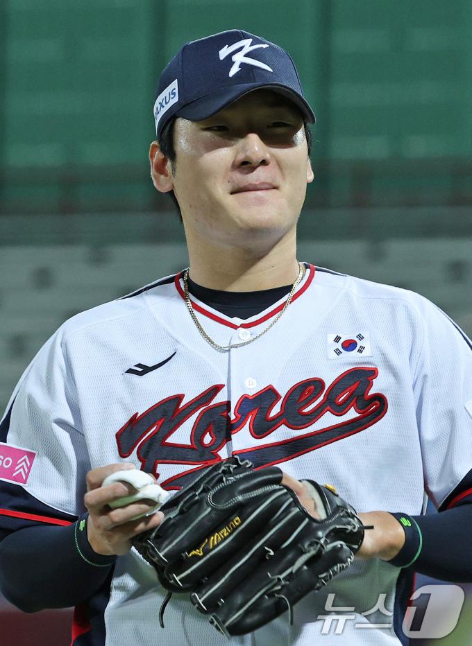 14일(현지시간) 오후 대만 타이베이시 톈무 야구장에서 열린 2024 WBSC 프리미어12 B조 예선 대한민국과 쿠바의 경기, 3회초 쿠바 공격 2사 1, 3루 상황에서 대한민국 선발 곽빈이 요안 몬카다의 홈런성 타구가 중견수 플라이 아웃처리 되자 웃음을 띄며 더그아웃으로 걸어가고 있다. 2024.11.14/뉴스1 ⓒ News1 장수영 기자