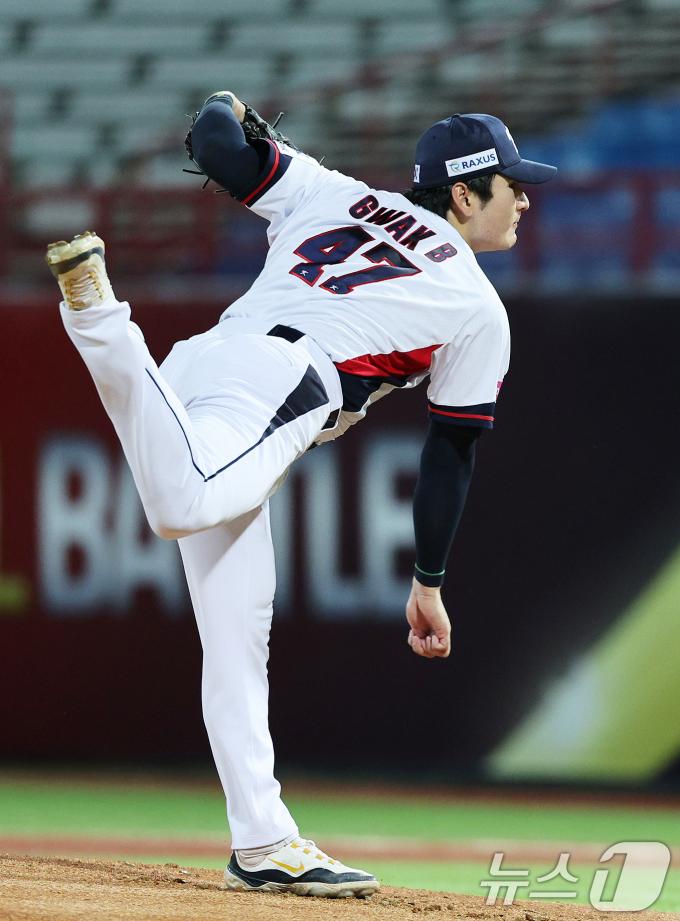 14일(현지시간) 오후 대만 타이베이시 톈무 야구장에서 열린 2024 WBSC 프리미어12 B조 예선 대한민국과 쿠바의 경기, 1회초 대한민국 선발 곽빈이 역투하고 있다. 2024.11.14/뉴스1 ⓒ News1 장수영 기자