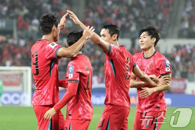 15일 오후 경기 용인시 처인구 용인미르스타디움에서 열린 2026 국제축구연맹(FIFA) 북중미 월드컵 아시아 3차 예선 B조 4차전 대한민국과 이라크의 경기에서 대한민국 오세훈이 선제골을 성공시킨 뒤 이강인, 박용우, 배준호와 함께 기뻐하고 있다. 2024.10.15/뉴스1 ⓒ News1 민경석 기자