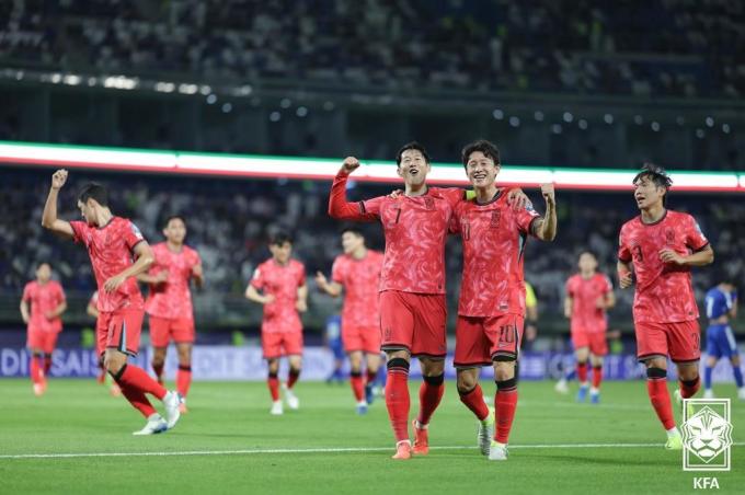 14일 오후(현지시각) 쿠웨이트 자베르 알아흐마드 국제경기장에서 열린 2026 국제축구연맹(FIFA) 북중미 월드컵 아시아 3차 예선 B조 5차전 대한민국과 쿠웨이트의 경기, 전반 대한민국 손흥민이 패널티킥을 성공시킨 뒤 이재성과 기쁨을 나누고 있다.  (대한축구협회 제공) 2024.11.14/뉴스1 ⓒ News1 김진환 기자
