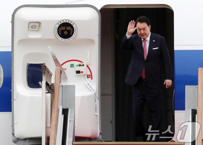 윤석열 대통령이 14일 오전 경기도 성남시 서울공항에서 페루와 브라질에서 열리는 아시아태평양경제협력체(APEC)와 주요 20개국(G20) 정상회의 참석을 위해 출국하며 손을 들어 인사하고 있다. 2024.11.14/뉴스1 ⓒ News1 박세연 기자