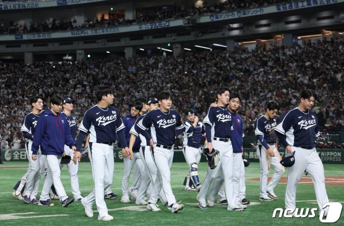 19일 오후 일본 도쿄돔에서 열린 '2023 아시아프로야구챔피언십(APBC)' 결승전 대한민국과 일본의 경기를 3대4로 패배한 대한민국 선수들이 그라운드를 나서고 있다. 2023.11.19/뉴스1 ⓒ News1 이재명 기자