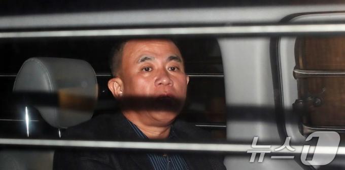 윤석열 대통령 부부 공천 개입 의혹의 핵심 인물인 명태균 씨가 14일 오후 공천을 대가로 정치자금을 주고받은 혐의(정치자금법 위반)로 경남 창원시 성산구 창원지방법원에서 열린 구속 전 피의자 심문(영장실질심사)을 마친 후 대기 장소인 창원교도소로 가기 위해 호송차에 탑승하고 있다. 명 씨는 15일 새벽 구속됐다 .2024.11.14/뉴스1 ⓒ News1 윤일지 기자