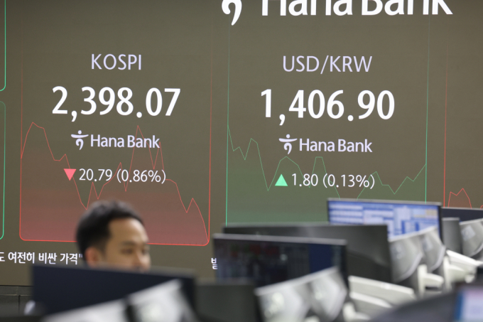 코스피가 15일 오전 장초반 2300선으로 하락했다./사진=뉴시스 