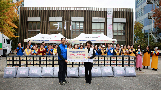 김기준 고려아연 지속가능경영본부장(왼쪽)과 허혜숙 대한적십자사 서울지사 사무처장(오른쪽)이 취약계층 후원물품 전달식 기념촬영을 하고 있다. /사진=고려아연