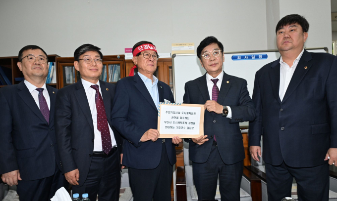정종복 기장군수(왼쪽 세 번째)가 15일 기장군 출신 박종철 시의원(왼쪽 두 번째)과 함께 최도석 부산시의회 해양도시안전위원장(오른쪽 두 번째)에게 입장문을 전달하고 있다./사진=기장군