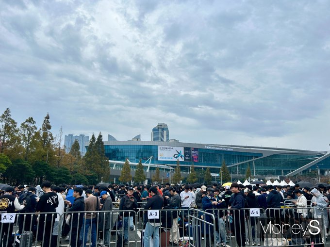 국제게임전시회 '지스타 2024'가 2일차를 맞은 가운데 게임을 즐기기 위한 수많은 인파가 몰렸다. 사진은 15일 오전 8시께 지스타 2024 입장을 위해 줄을 서 대기하는 관람객들의 모습. /사진=김성아 기자