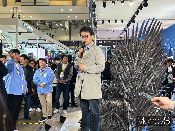 방준혁 넷마블 의장이 14일 오후 부산 해운대구 벡스코에서 열린 국제게임전시회 '지스타 2024'에서 게임 산업의 미래와 향후 넷마블의 방향성 등에 관한 의견을 전했다. 사진은 지난 14일 '지스타 2024' 현장을 찾은 방준혁 넷마블 의장의 모습. /사진= 김성아 기자