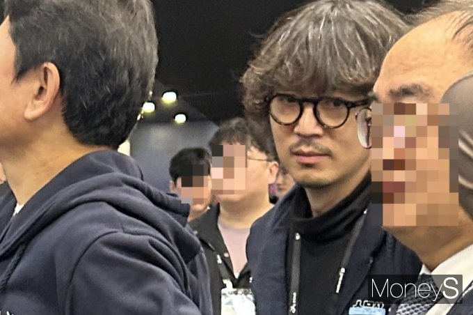 정우용 대표는 지난 14일 신작 '아키텍트: 랜드오브엑자일'이 하이브IM 사업의 향방을 가늠하는 척도가 될 것으로 보여지는 만큼 기대감을 내비치며 손수 부스를 점검했다. 사진은 지난 14일 '지스타 2024' 현장을 찾은 정우용 하이브IM 대표의 모습. /사진=김성아 기자