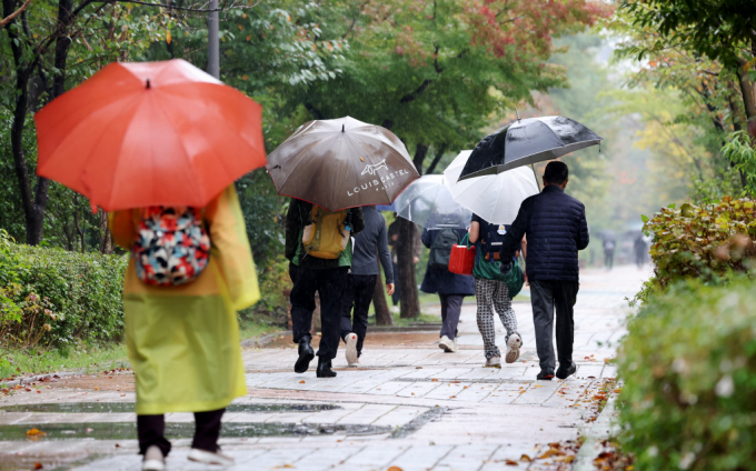 오는 16일은 전국이 흐리다가 전국 곳곳에 비가 내리겠다. 사진은 광주 서구 상무지구에 시민들이 우산을 쓰고 걸어가고 있는 모습. /사진=뉴스1