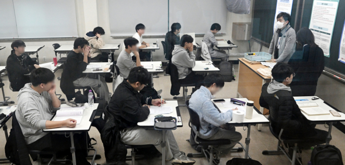 2025학년도 대학수학능력시험이 있었던 지난 14일 서울 한 사립고등학교에서 종료벨이 일찍 울리는 사고가 발생했다. 사진은 수험생들이 수능 시작을 기다리고 있는 모습/사진=뉴스1(사진공동취재단)