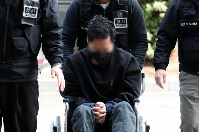 아내에게 성인방송 출연을 강요하는 등의 혐의로 재판에 넘겨진 30대 전직 군인이 항소심에서도 징역3년을 선고받았다. 사진은 구속 전 피의자심문(영장실질심사)에 출석하는 모습. /사진=뉴스1