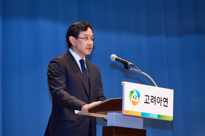 지난 13일 최윤범 고려아연 회장이 최근 '일반공모 유상증자 계획 철회' 등의 내용을 포함한 기자회견문을 낭독하고 있다. /사진=고려아연