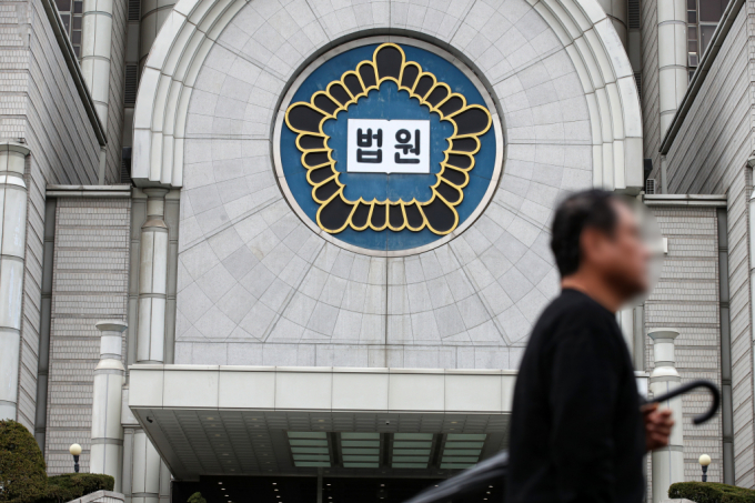 서울중앙지방법원은 지난 14일 야놀자 외 1인 측에 피고 측의 청구금액 절반을 지급하라는 화해권고결정문을 내렸다. 지급 시한은 이달 20일까지다. 14일 서울 서초구 서울중앙지방법원 청사의 모습이 보이고 있다. /사진=뉴스1 
