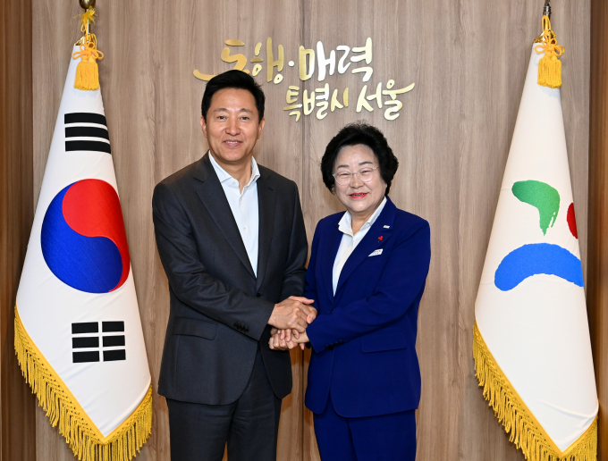 김경희 이천시장(오른쪽)이 15일 서울시청을 방문해 오세훈 시장과 악수하고 있다. / 사진제공=이천시 