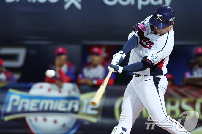 14일(현지시간) 오후 대만 타이베이시 톈무 야구장에서 열린 2024 WBSC 프리미어12 B조 예선 대한민국과 쿠바의 경기, 2회말 대한민국 공격 2사 상황에서 문보경이 2루타를 치고 있다. 2024.11.14/뉴스1 ⓒ News1 장수영 기자