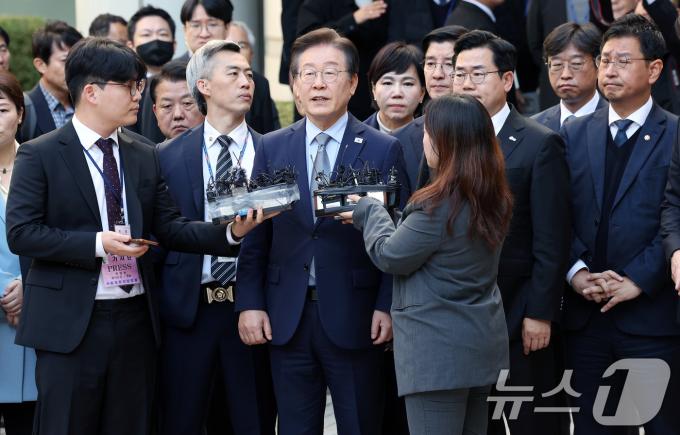이재명 더불어민주당 대표가 15일 서울 서초구 서울중앙지방법원에서 열린 '공직선거법 위반' 1심 선고 공판에서 징역 1년에 집행유예 2년을 선고받은 뒤 법정을 나서며 질의에 답하고 있다. 이 판결이 대법원에서 확정될 경우 이 대표는 의원직을 잃고, 대선 출마도 불가능하다. 2024.11.15/뉴스1 ⓒ News1 이동해 기자
