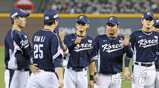 15일(현지시간) 오후 대만 타이베이시 타이베이돔에서 열린 2024 WBSC 프리미어12 B조 예선 대한민국과 일본의 경기에 앞서 대표팀 선수들이 하이파이브 하고 있다. 2024.11.15/뉴스1 ⓒ News1 장수영 기자